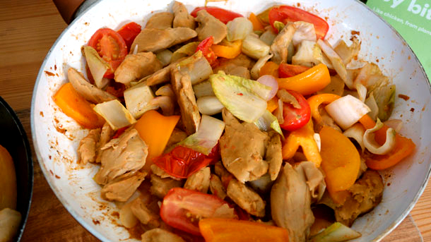 Eine Schüssel gebratenes \"Falsches-Poulet\" mit Gemüse in einer Schüssel.
