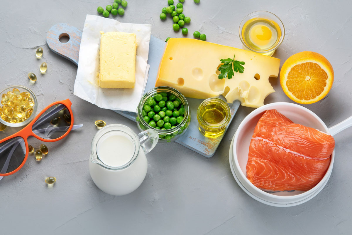  Die beste Quelle für Vitamin D ist fetter Seefisch wie Makrele; empfohlen wird der Verzehr zweimal pro Woche. Geringe Mengen stecken auch in Eigelb, Milch und wild wachsenden Pilzen.